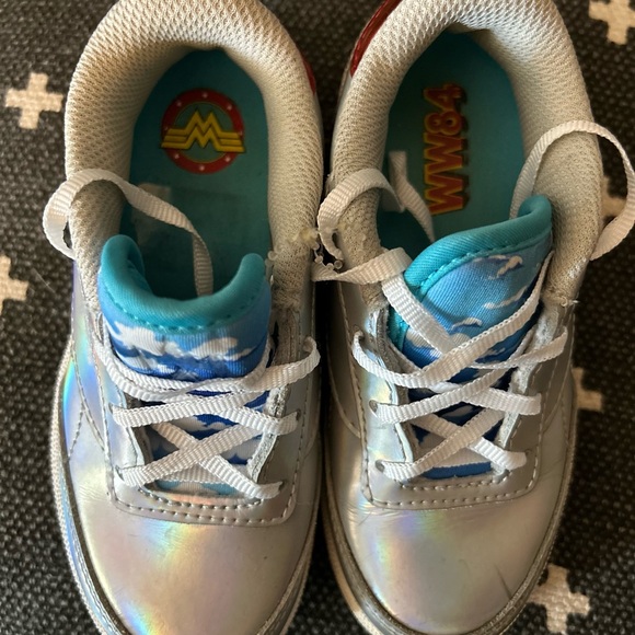 Wonder Woman Reebok - Picture 2 of 5